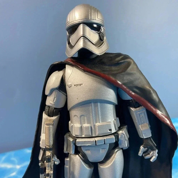 Star Wars Elite Series - Disney Store Exclusive - Die-Cast Captain Phasma 7 1/4” - Picture 9 of 14